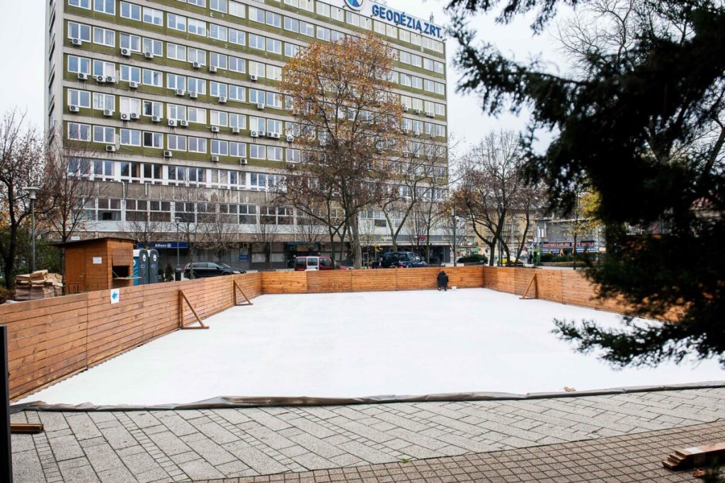 2022 11 29 bosnyák tér, műjégpálya építése brp5477