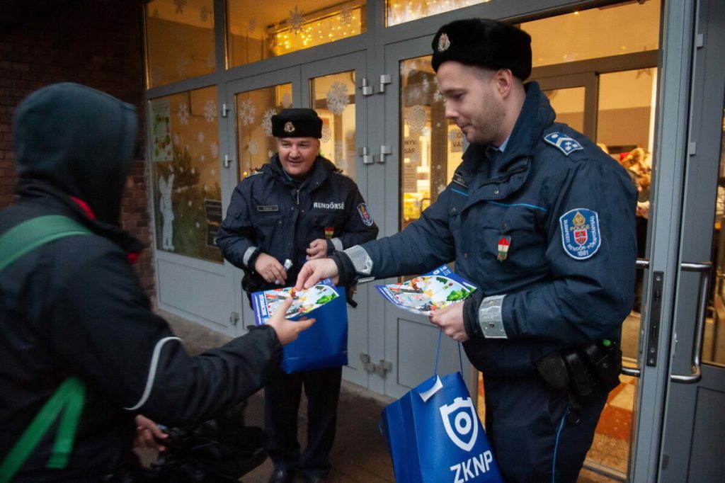 2022 12 06 zknp és a kapitányság szaloncukrot ad iskolásoknak brp6077 resize