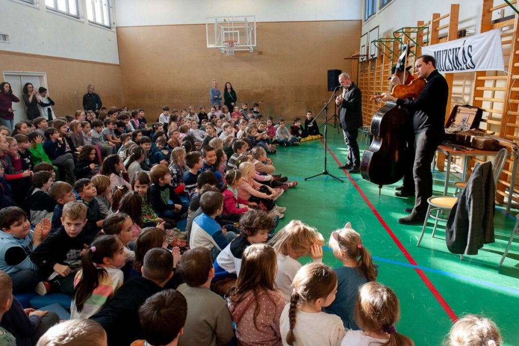 2023 01 17 rendhagyó énekóra a muzsikás zenekarral a kaffkában brp8954
