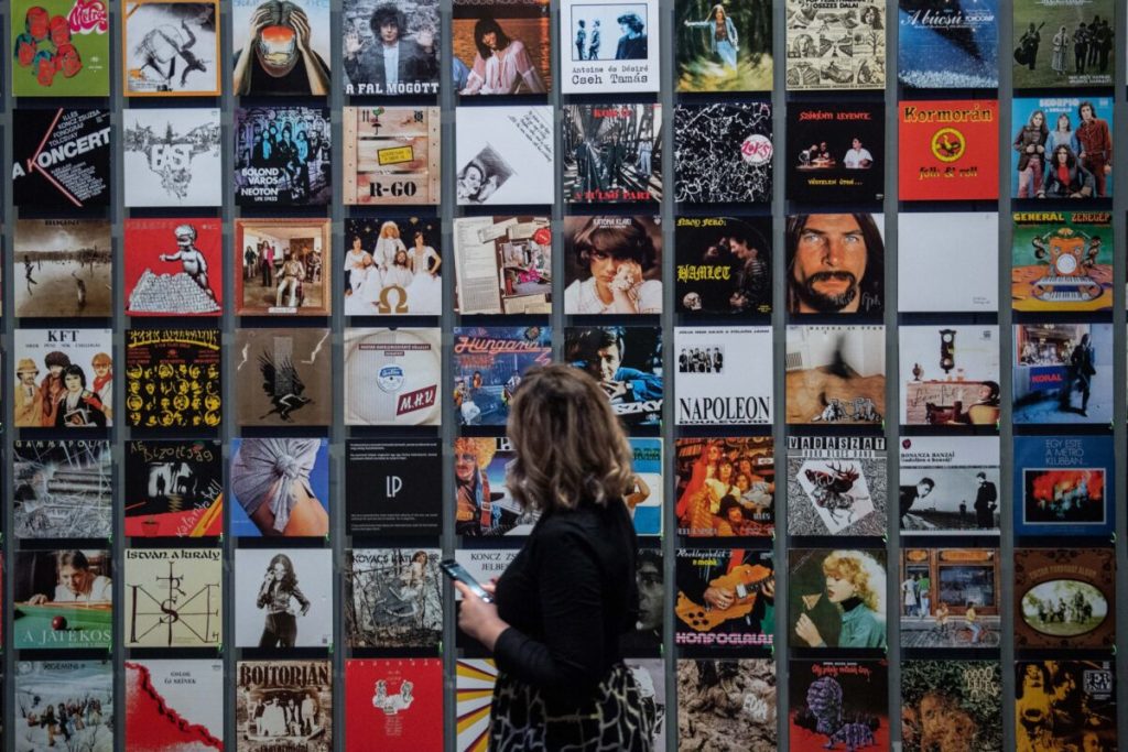 20230119 időszakos kiállítás a nekünk írták a dalt címmel zene házában (14)