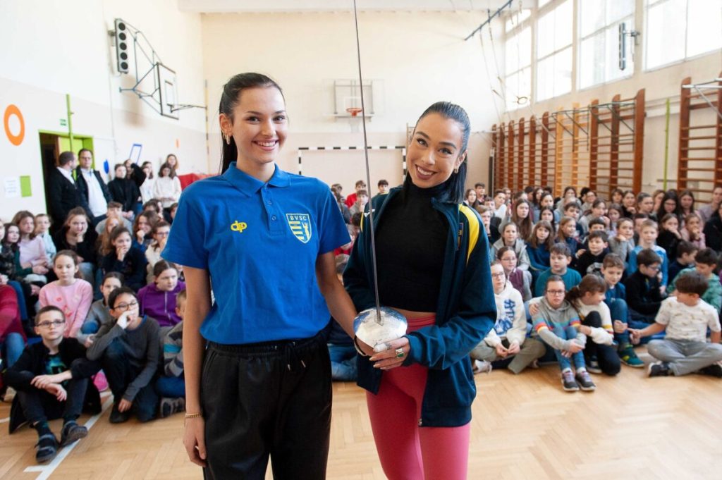 2023 02 01 női világbajnok kardvívóka hajós alfréd iskolában, pusztai liza és szűcs luca brp0926
