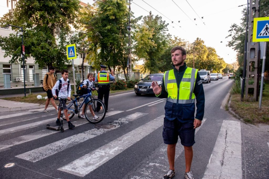 2023 09 06 herman iskola rendőrök és parkolóőr gyerekeknek segít átkelni a zebrán brp6046