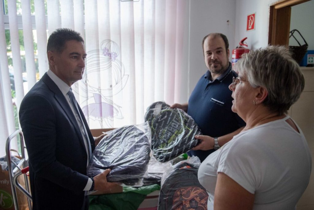 20230831 tündérpakk tanszerek átadása horváth csaba rózsa andrás stg (1)