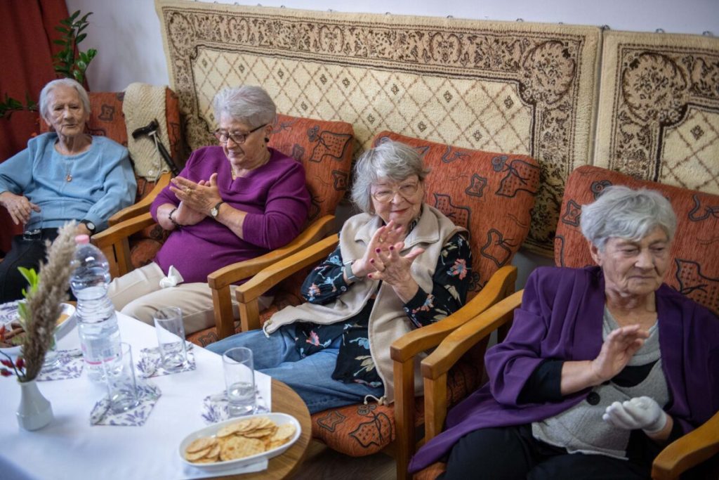 20231004 idősek világnapja köszöntés harmónia idősek klubja stg (9)