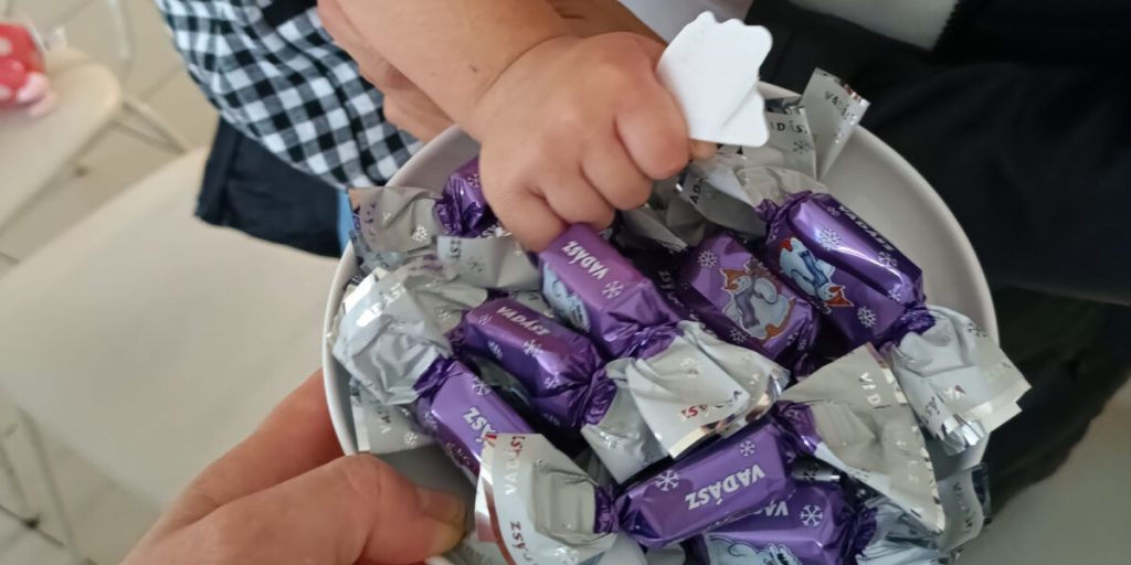 Zuglói gyermekorvosok és rendőrök lepték meg a gyerekeket Mikulás alkalmából