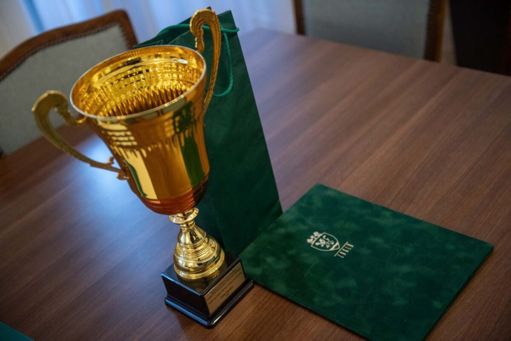 20240207 tóth sándor bvsc alelnök rátonyi gábor emlékserleg átadás stg (1)