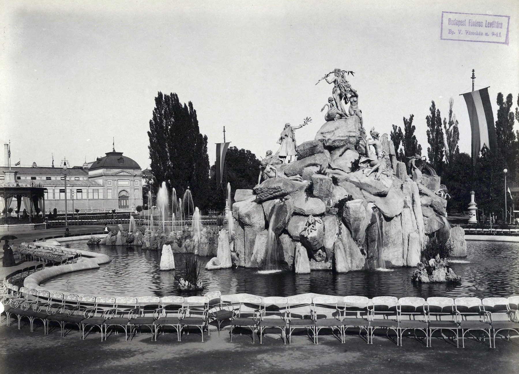 helytortenet-iparcsarnok-diszkert-szökőkút